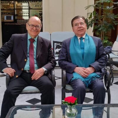 Maestro Raúl Gómez, presidente del Instituto de Ciencias y Humanidades (izq) con el Doctor Luis Miguel Martínez Anzures, presidente del INAP